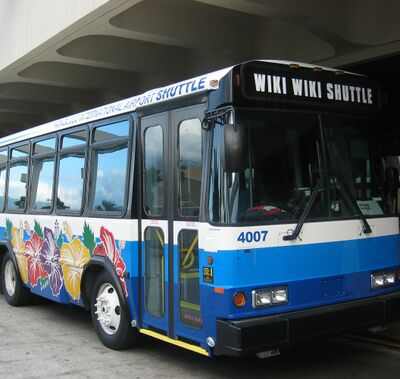 Transferbus mit der Aufschrift "Wiki Wiki Shuttle"